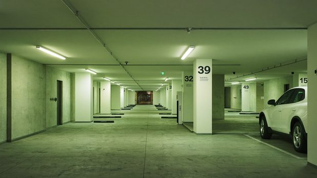 Wallbox de recarga em garagem de condomínio e estacionamento