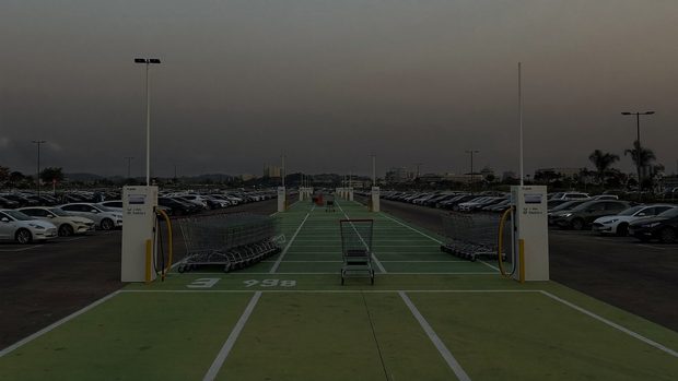 Estação de recarga em estacionamento de supermercado e shopping