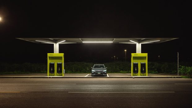 Eletroposto de recarga rápida em posto de combustível e conveniência