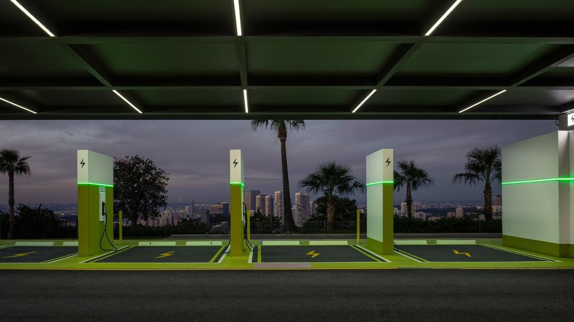 Estação de recarga para veículos elétricos instalada pela Irmãos na Obra