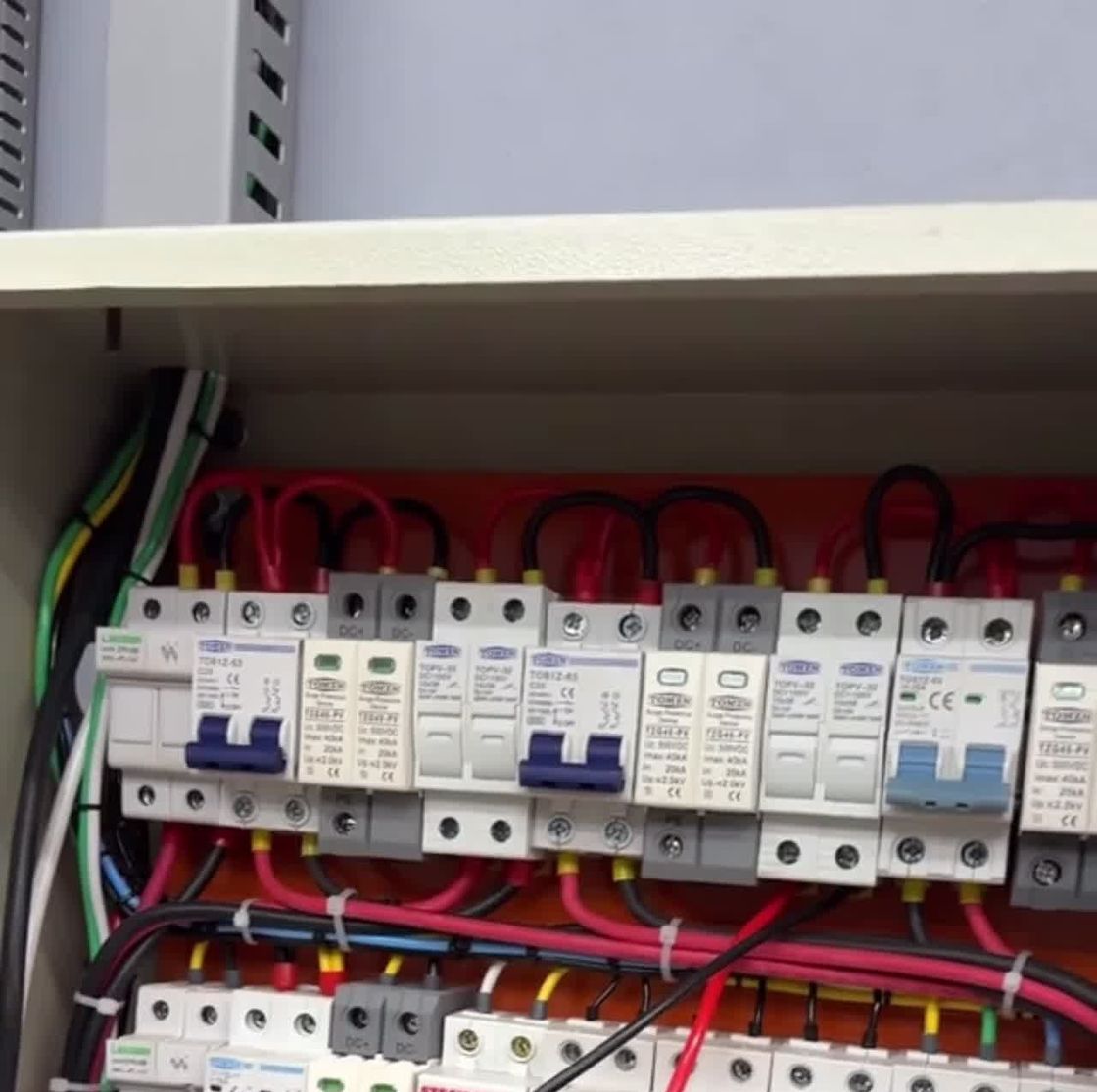 Quadro de distribuição e proteção de eletroposto executado pela equipe da Irmãos na Obra