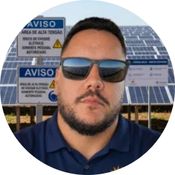 Thiago, sócio da Irmãos na Obra, em uma usina solar