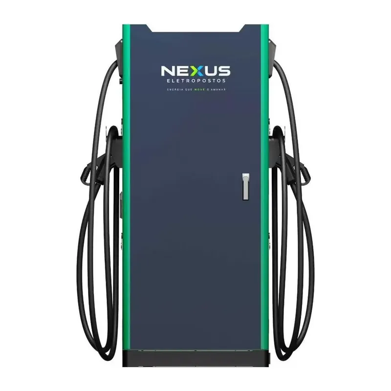 Traseira do gabinete NEXUS DC: porta de serviço com puxador e o logo da marca
