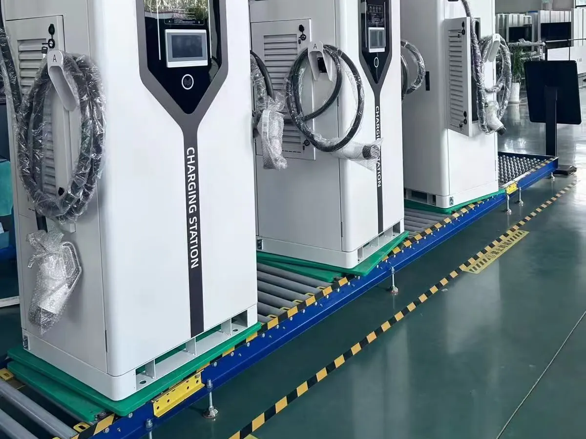 Carregadores NEXUS brancos na linha de montagem, com os cabos ainda embalados