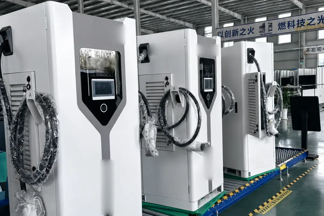 Três carregadores NEXUS de corrente contínua na linha de produção, prontos para embarque