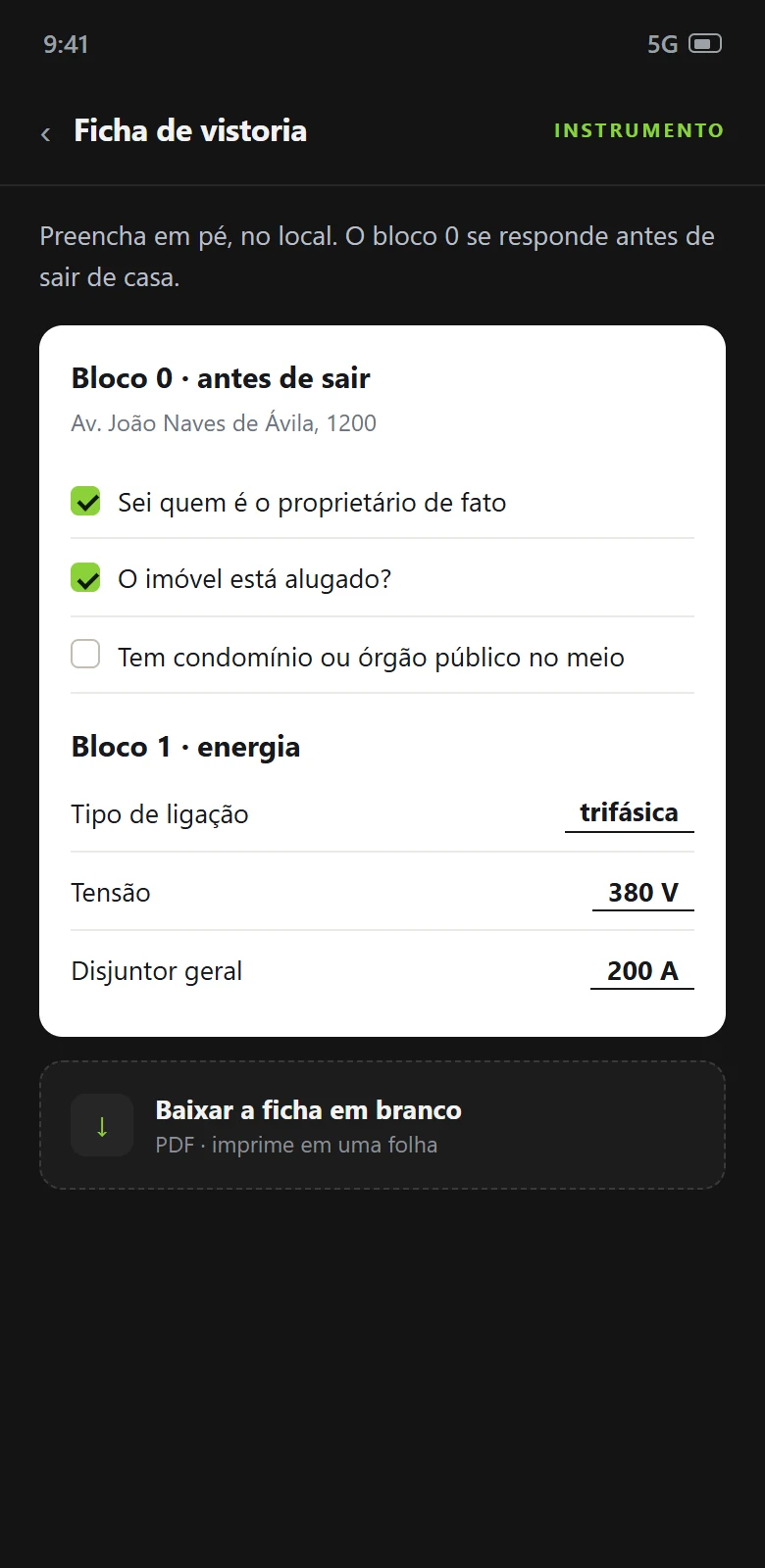 A ficha de vistoria preenchida em pé, no local